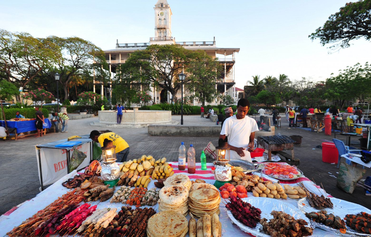 Stand de nourriture au pied du Palais des Merveilles, dans les jardins de Forodhani.