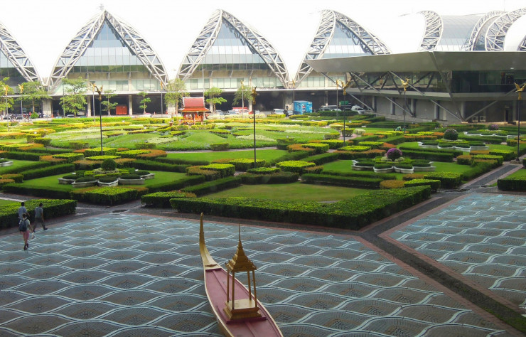 L’aéroport Suvarnabhumi de Bangkok et son jardin central.