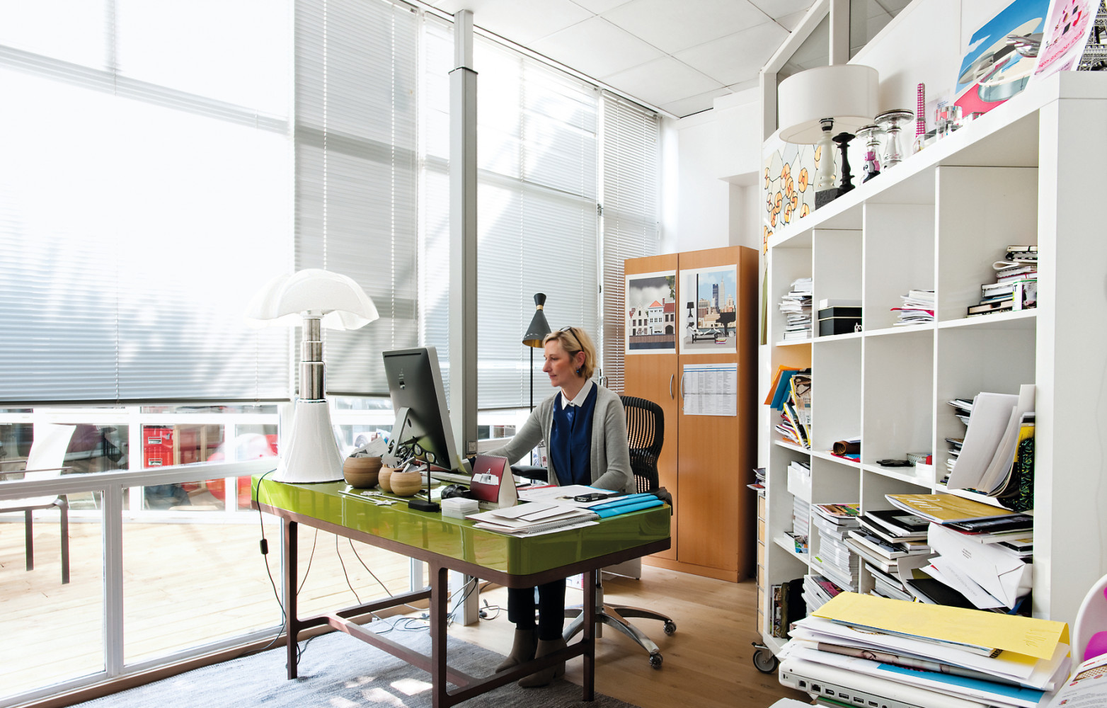 Anne-France Remy, notre rédactrice mode/déco/beauté dans son bureau.