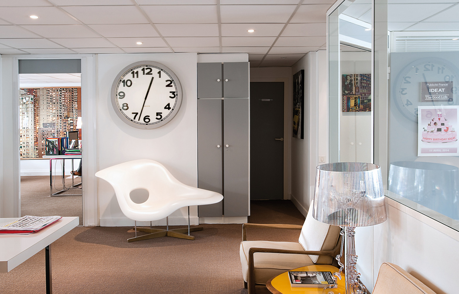A l'étage, la Chaise des Eames trône telle une sculpture.
