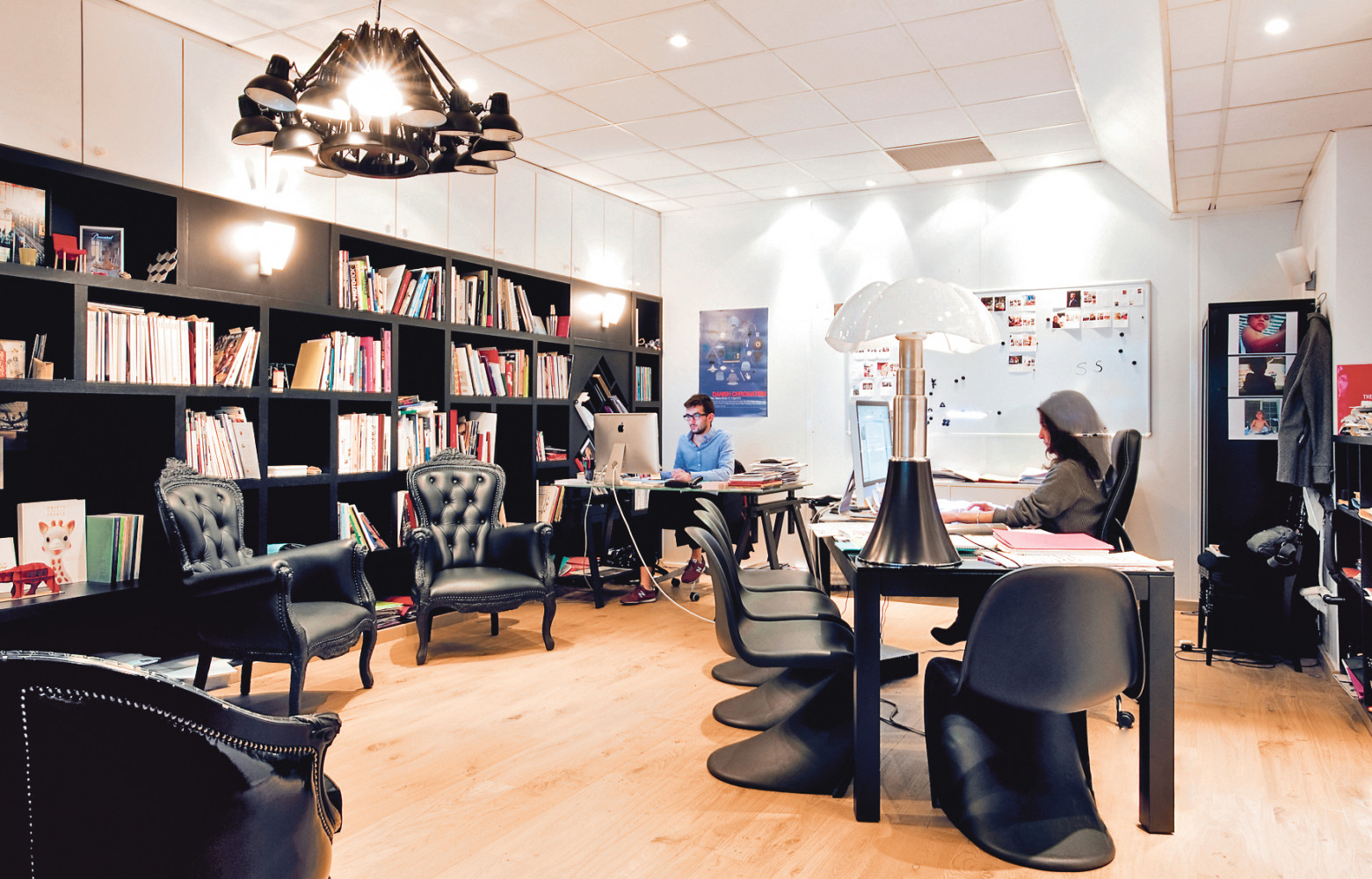 Le bureau de la rédactrice en chef d'IDEAT, Vanessa Chenaie, est dominée par un lustre Dear Ingo...