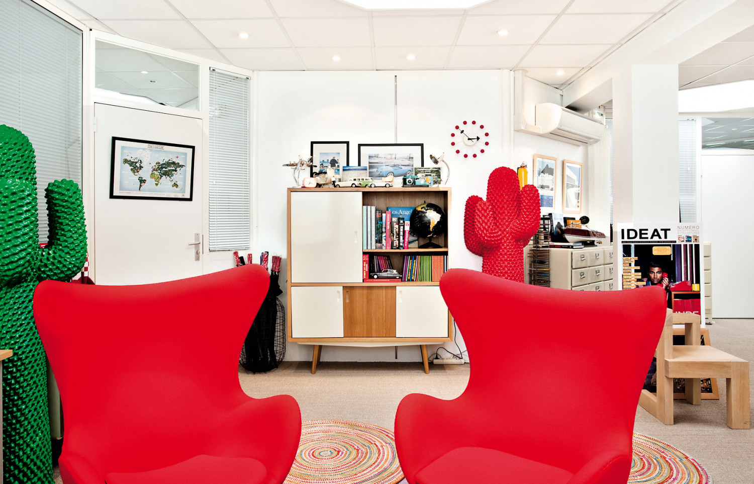 Deux fauteuils Egg d'Arne Jacobsen trône dans le bureau de Laurent Blanc, fondateur et président d'IDEAT.