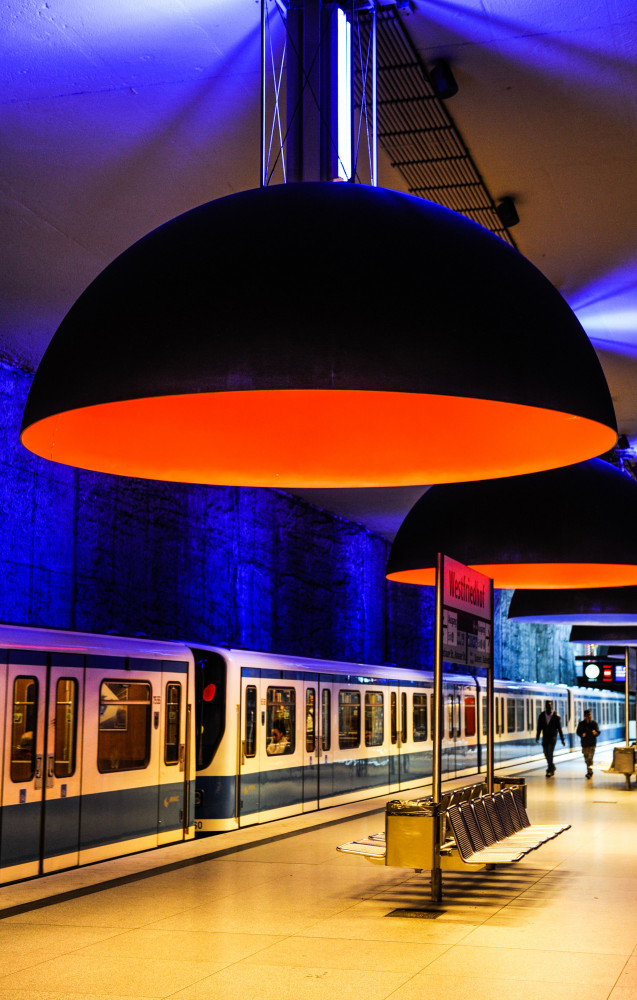 L'éclairage de la station de métro de Westfriedhof a été pensé par Ingo Maurer, Munichois et maître...