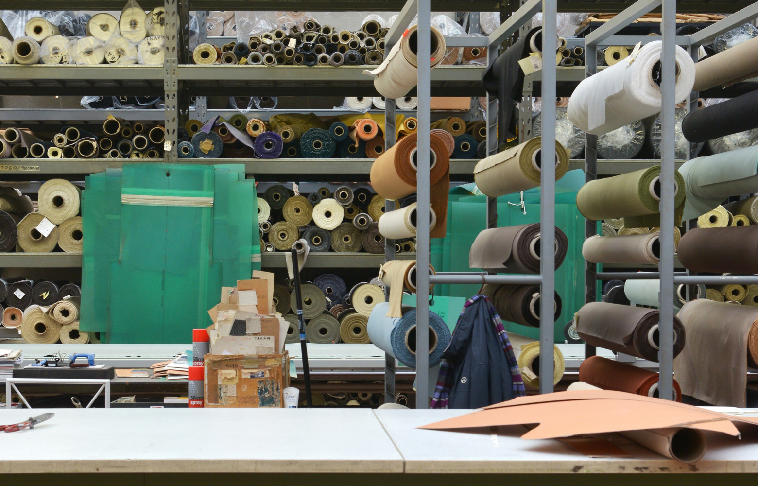 Dans cet atelier, sont effectuées les découpes au laser ou à la main.