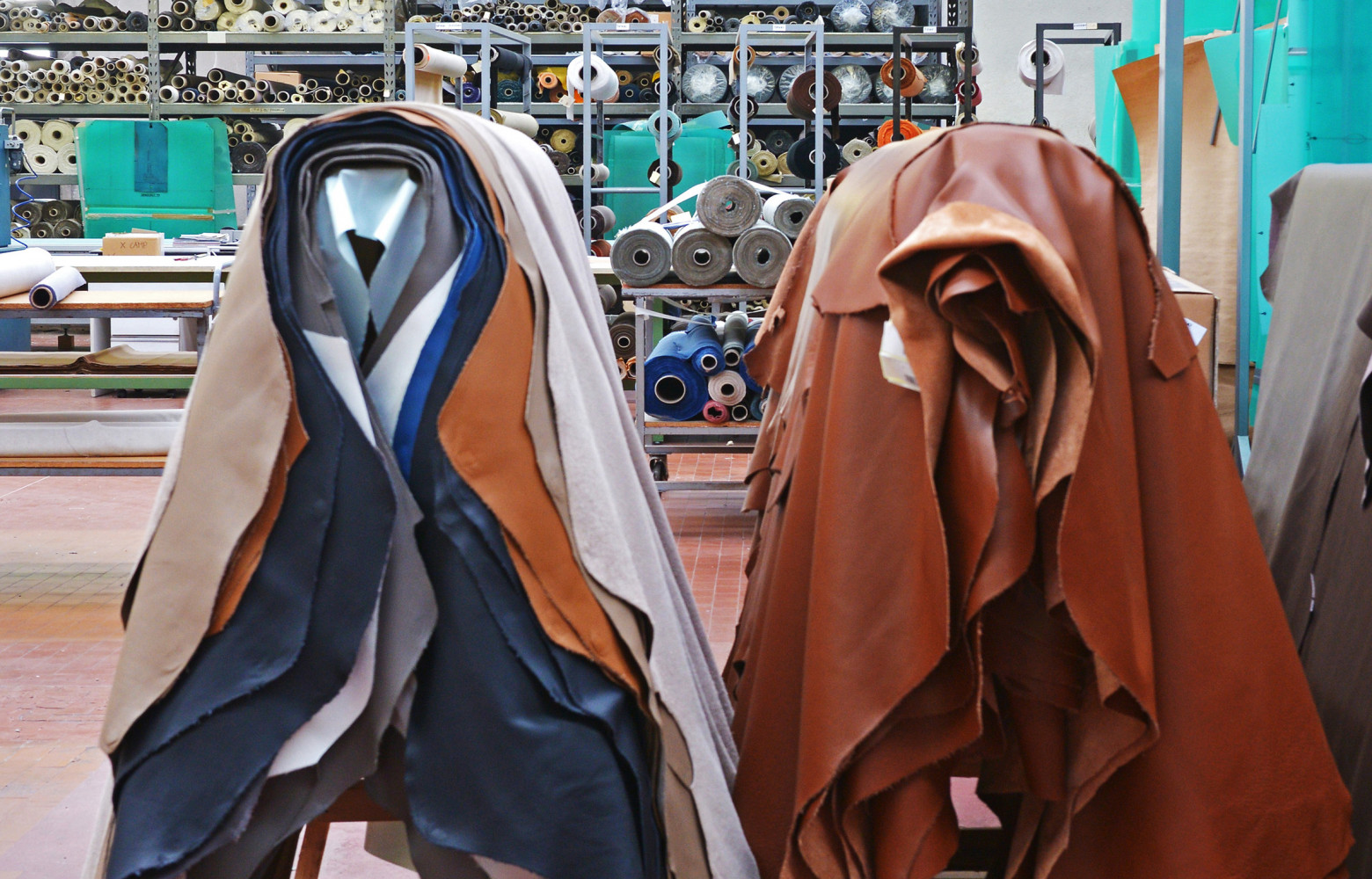 Les peaux proviennent de la région de Venise. Avant leur découpe, elles sont passées au crible pour...