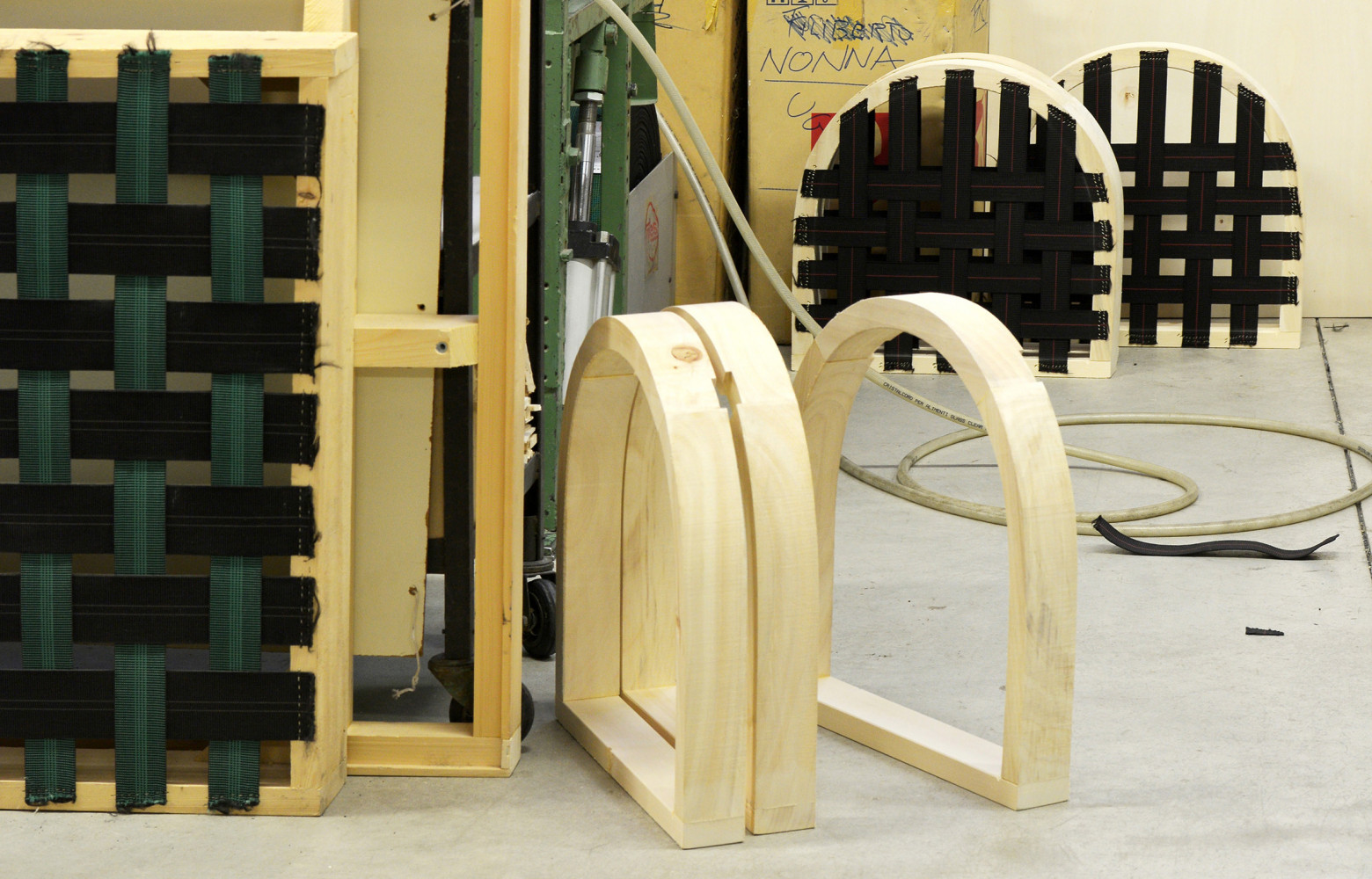 Comme tout siège réalisé de manière traditionnelle, les assises Flexform bénéficient d’un sanglage manuel.