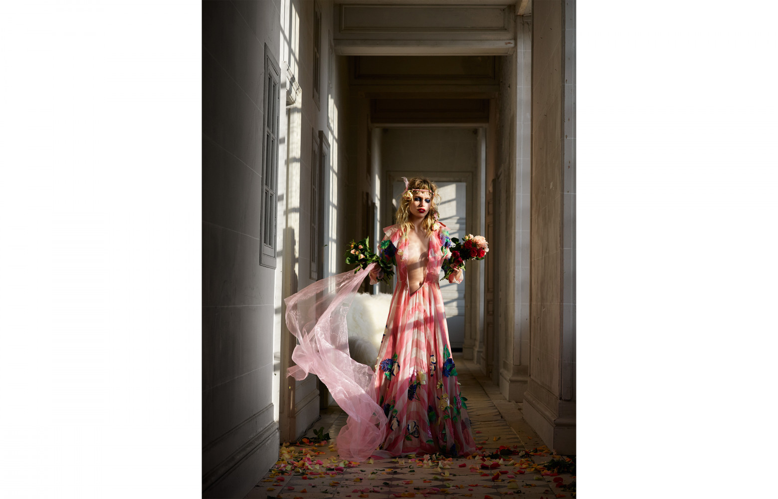 Robe en mousseline rayée et brodée de fleurs Blumarine. Ruban en velours rose (porté en bandeau) Mokuba....