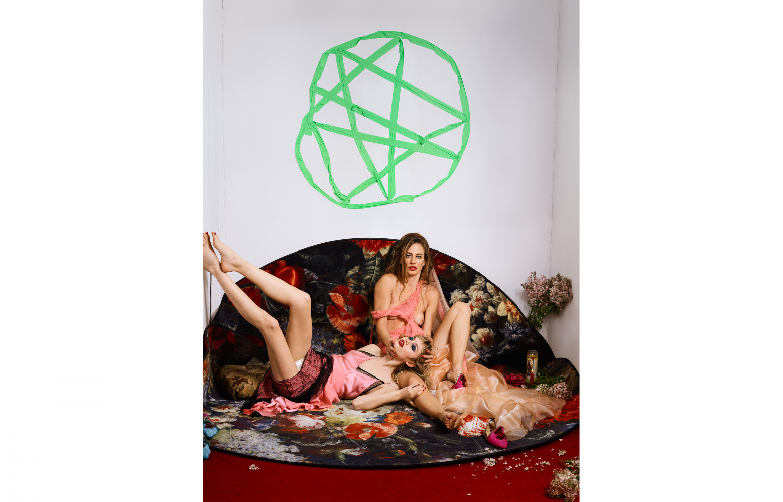 Staz : chemise de nuit en soie rose sur chemise de nuit en tulle point d’esprit noir...