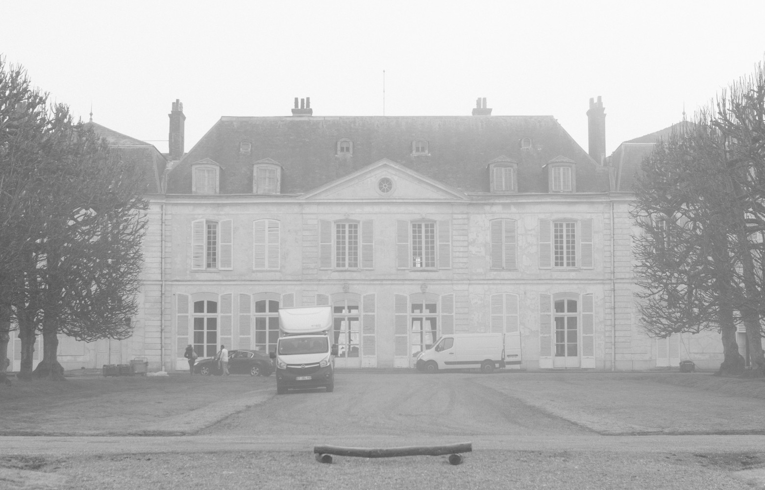 Au petit matin, le château de Millemont (78) baigne dans la brume. Dans le parc, on devine...