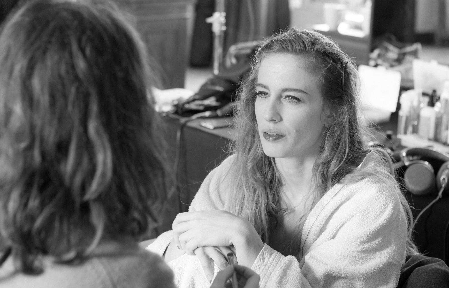 Nataša Vojnovic est prête à être coiffée... Surtout, elle est prête à tout !