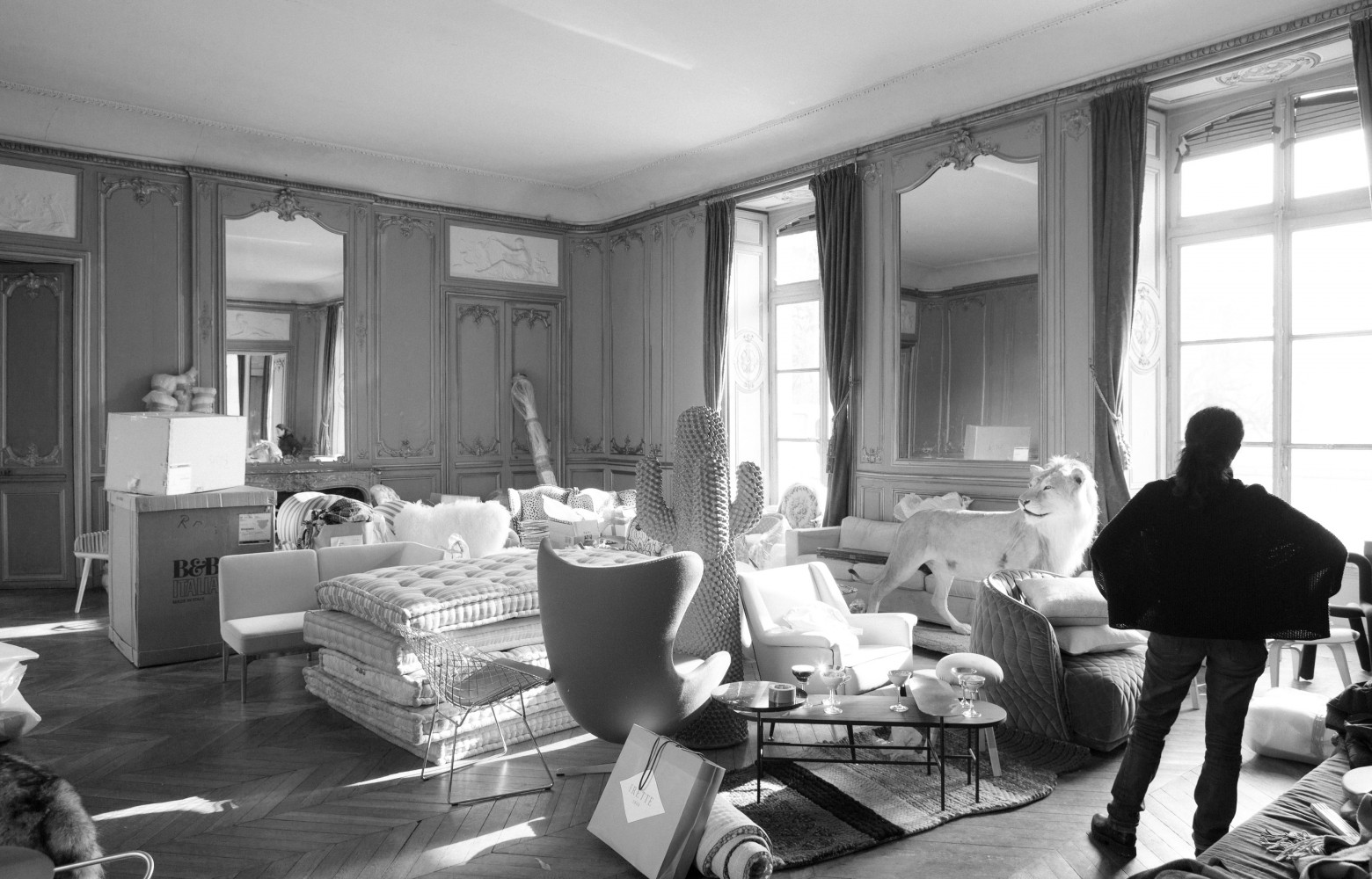 Dans le salon, une vé- ritable caverne d’Ali Baba où l’on devine la table basse Palette de...