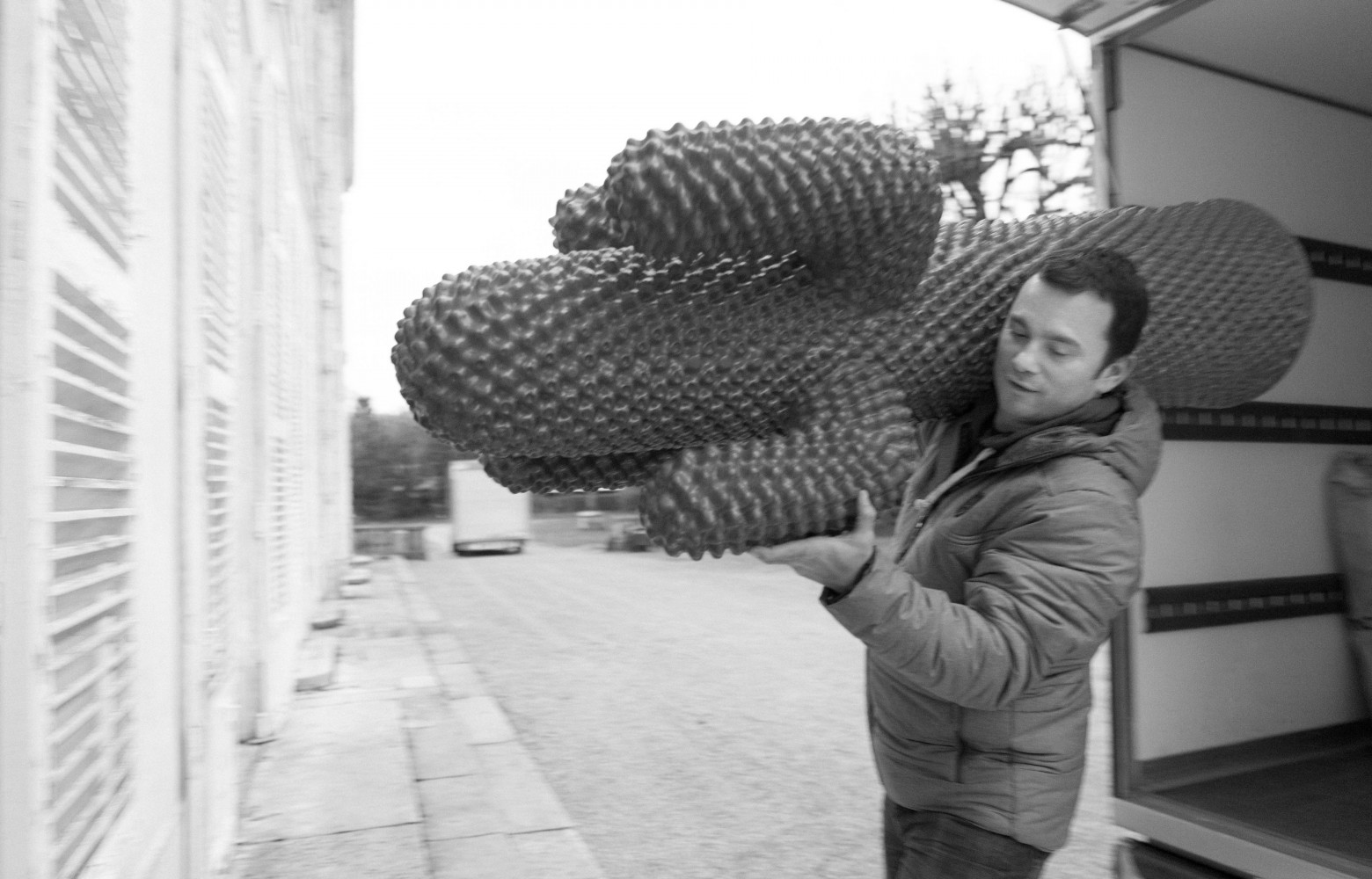 Le camarade Stéphane porte un Cactus Gufram, sous l’autorité bienveillante de notre transporteur préféré, Mike (caché dans...