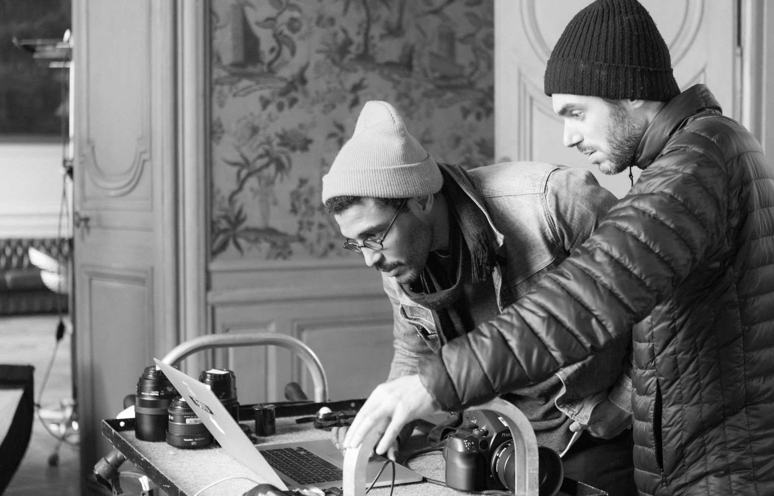 Jeremy Massa et Mickael Bambi, le premier et le deuxième assistant photo, ajoutent deux têtes et quatre...