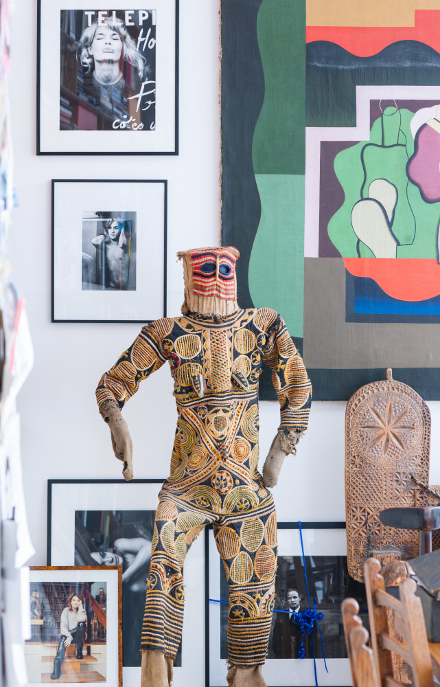 Au premier plan, costume traditionnel africain ; au mur, deux photos de Christer Strömholm de 1960.