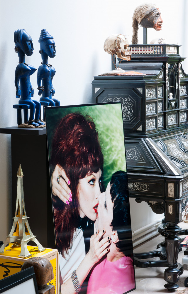 Deux bronzes africains peints sur socle ; au sol, The Kiss of the Cramps (avril 1994, Los...