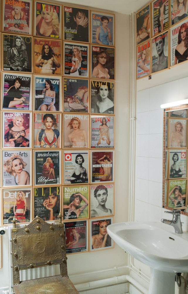 Dans les toilettes, les murs tapissés de couvertures de magazines signées Bettina Rheims.