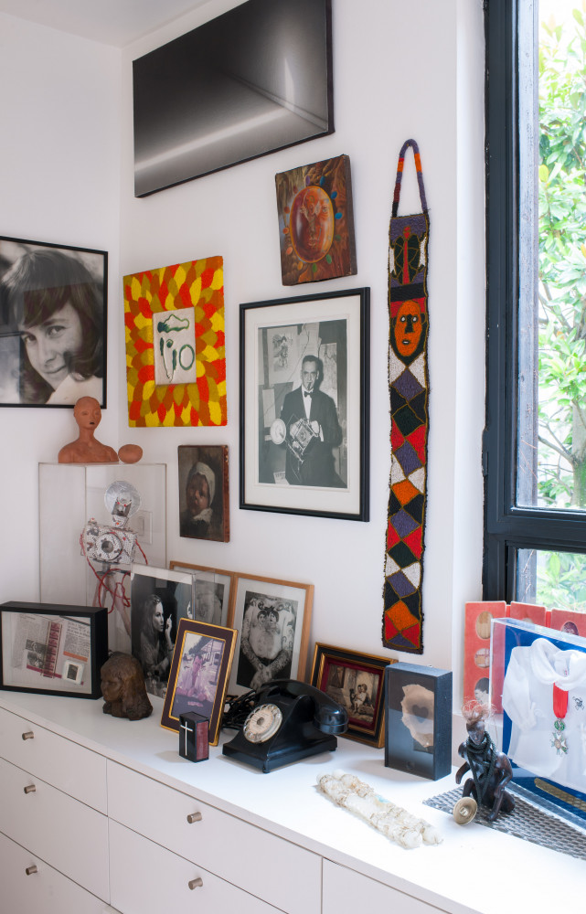 Parmi les souvenirs personnels : au mur, Autoportrait de Weegee et une toile d’Eduardo Oliveira Cezar.