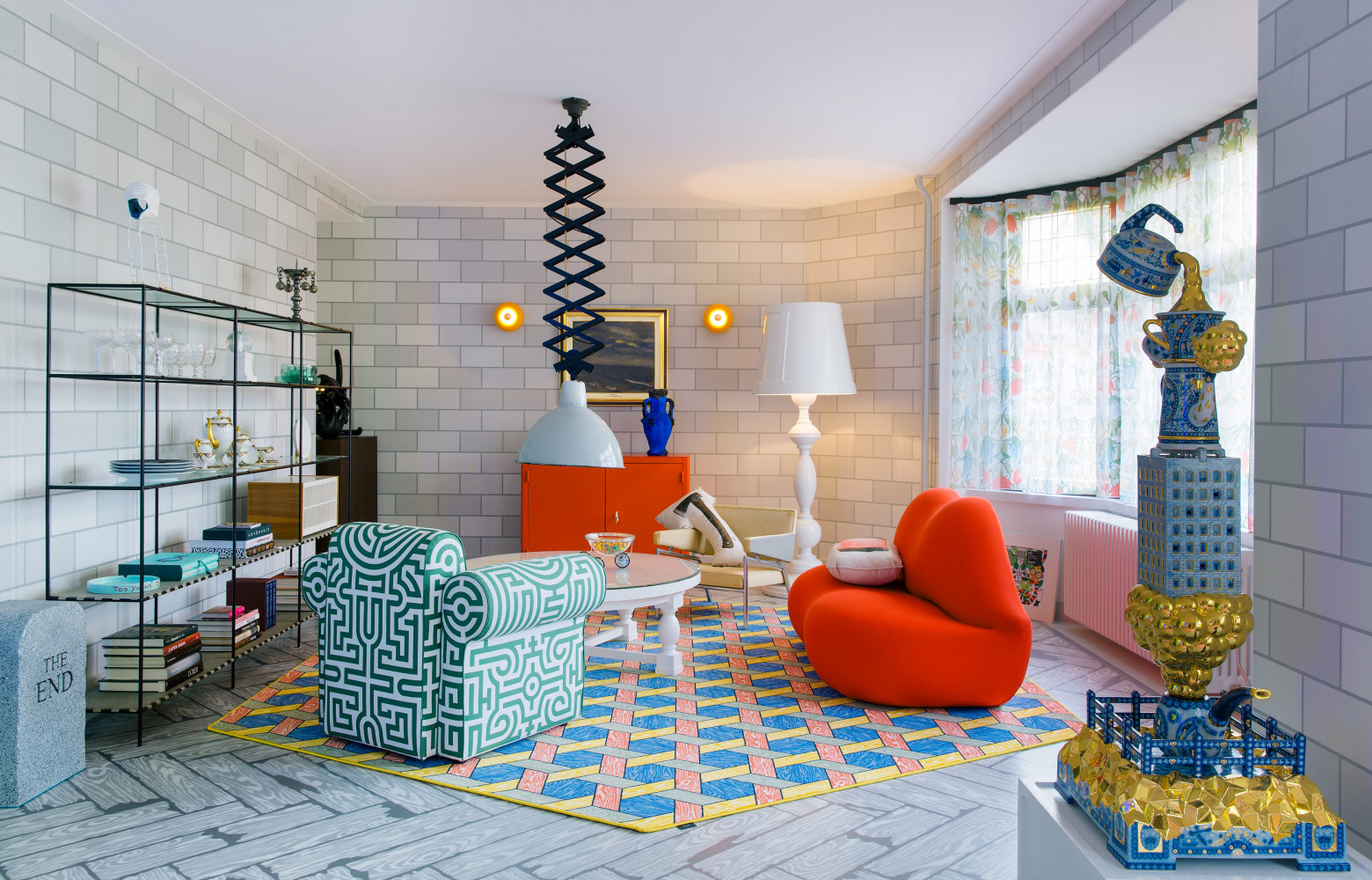 Dans le salon, pouf en polyuréthane The End de ToiletPaper (Gufram, 2014), suspension « ciseaux » vintage...