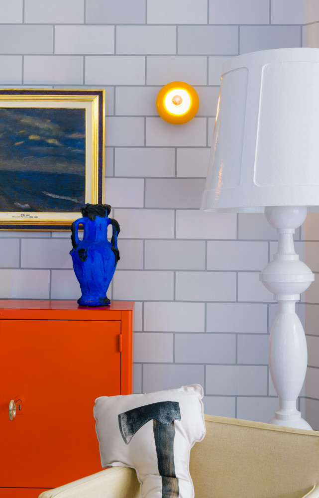 Sur le meuble de bureau rouge Job Buffet (Lensvelt, 2013) : seau à champagne en Inox (Maison...