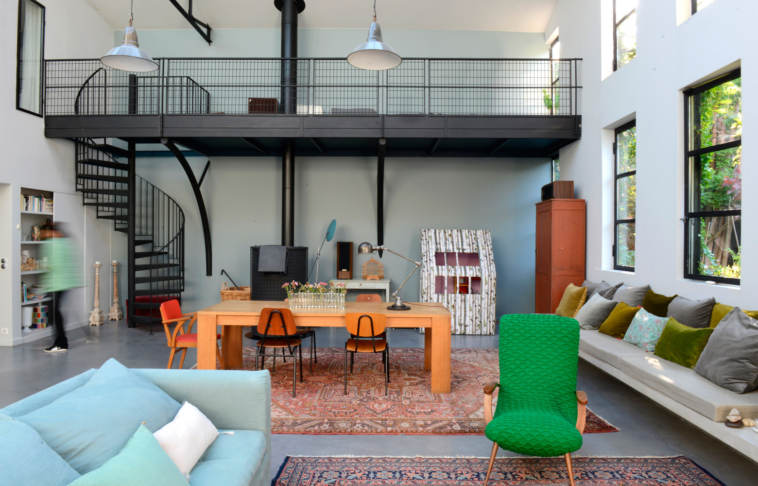 Le vaste espace de 180 m2 du rez-de- chaussée réunit cuisine et salle à manger. Les grandes...