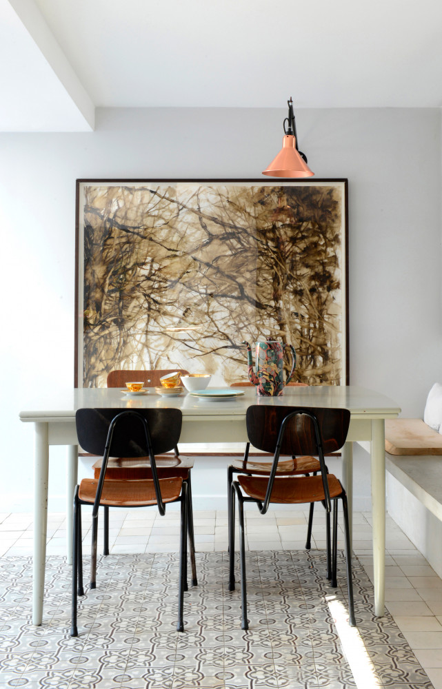 Tableau de Claire Basler. Au sol, les carreaux de ciment (Architecture Matériaux Authentiques) délimitent l’espace. Placards recouverts...