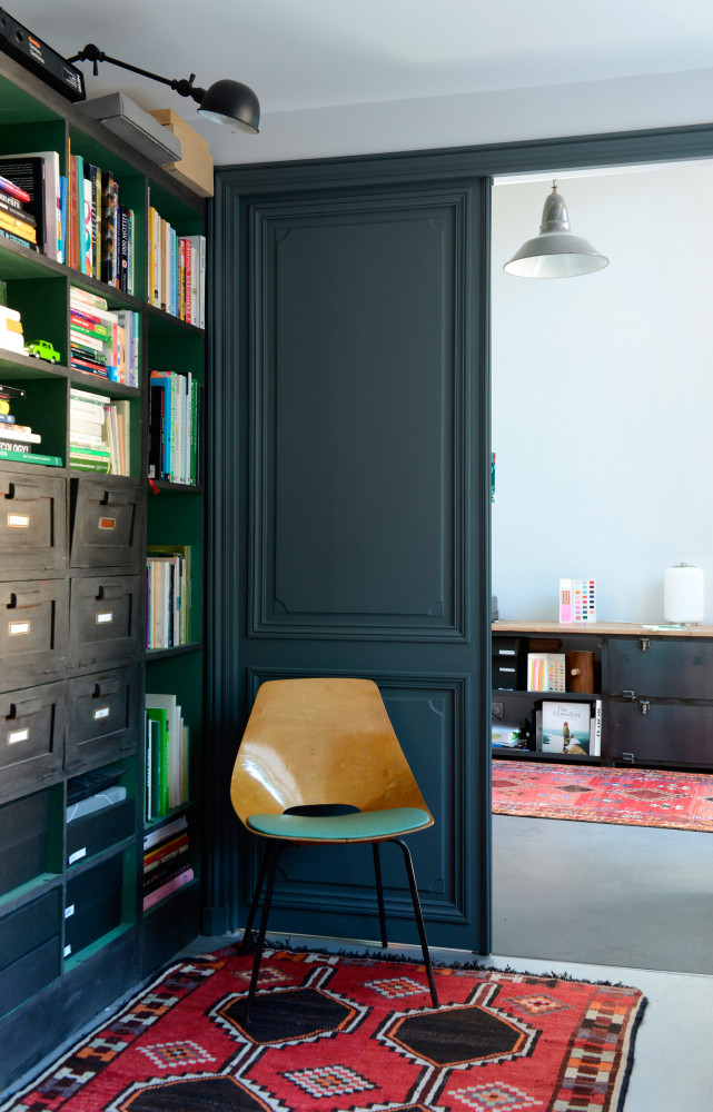 Chaise Tonneau de Pierre Guariche. Tapis chiné et étagères sur mesure.