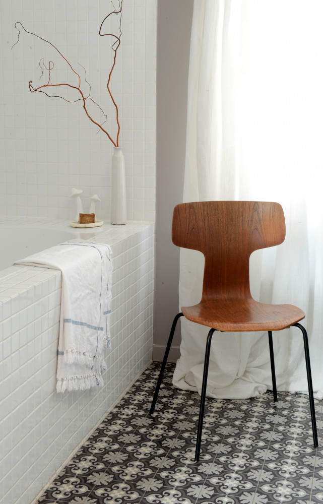 Conformément au reste de la maison, le sol est recouvert d’une mosaïque dans les tons gris (Mosaic...