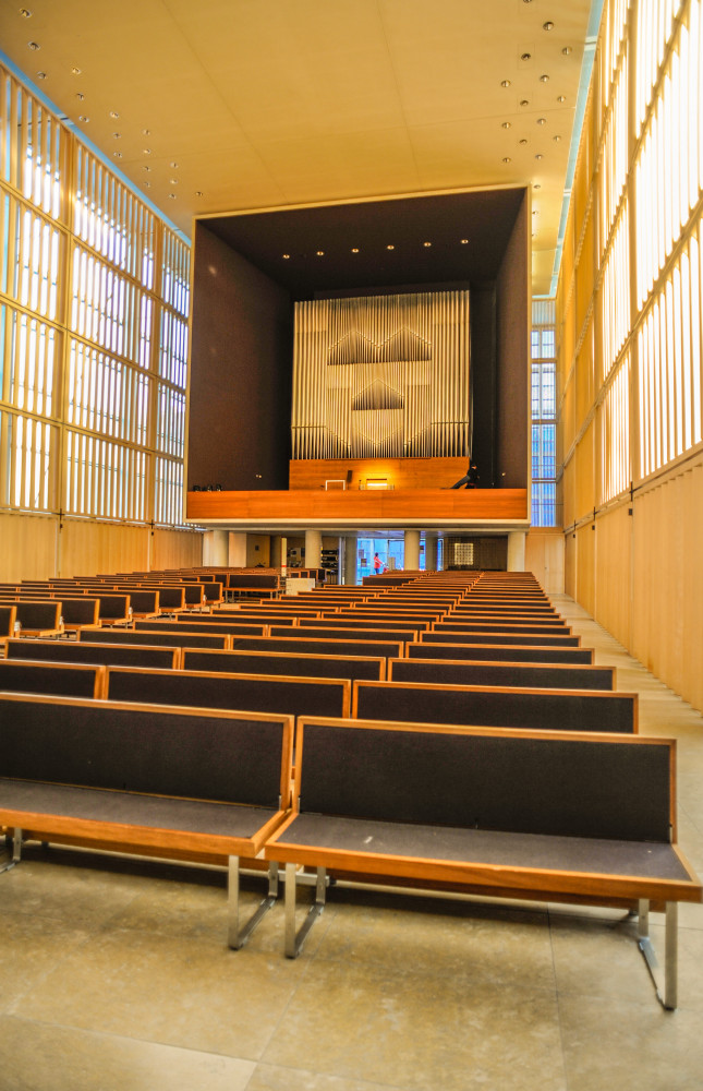 L'église du Sacré-Cœur, une étonnante relecture de l'architecture religieuse signée Sattler, Allmann et Wappner (2000).
