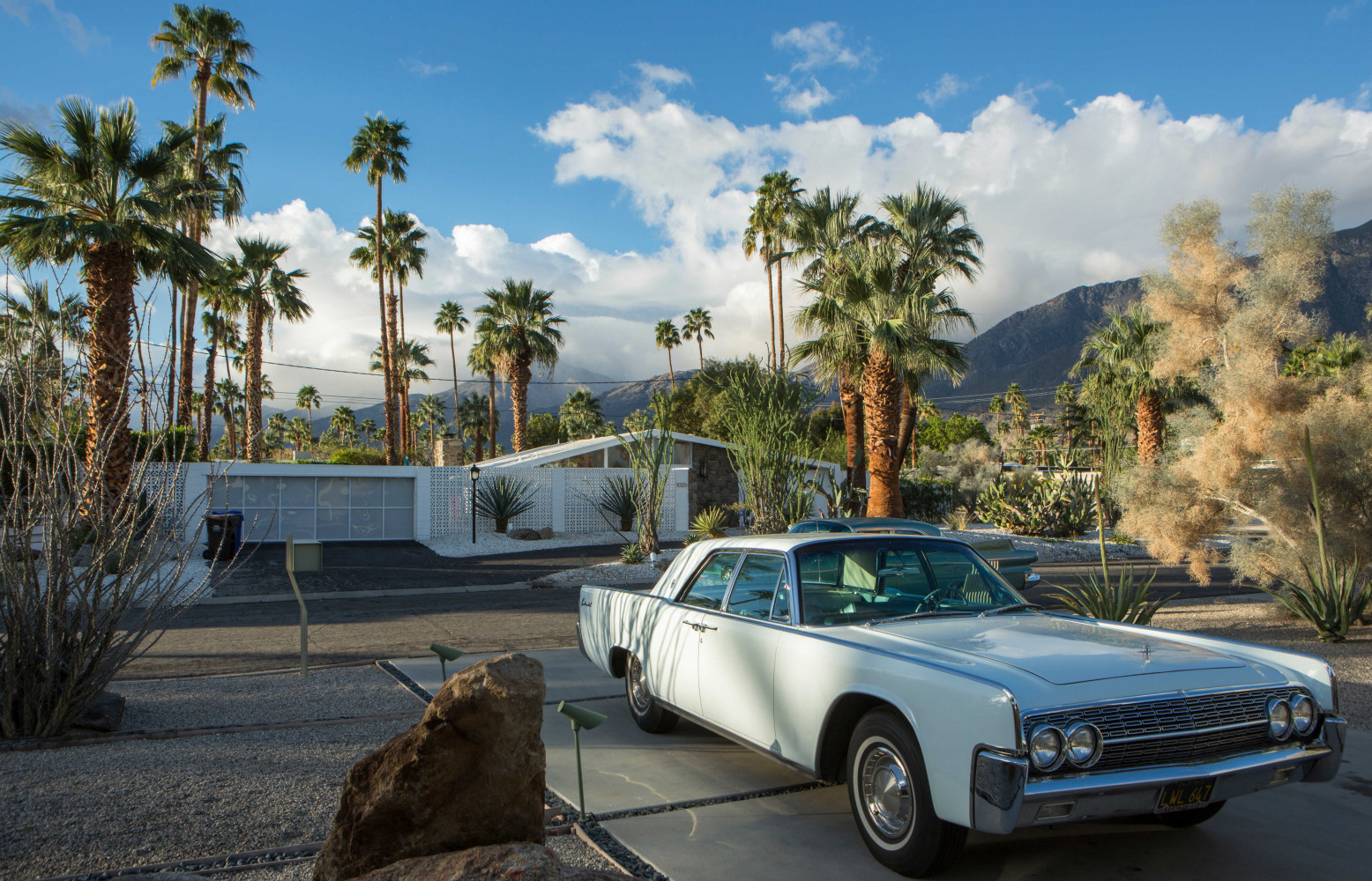 Voiture et maisons d'époque dans le quartier Vista Las Palmas.