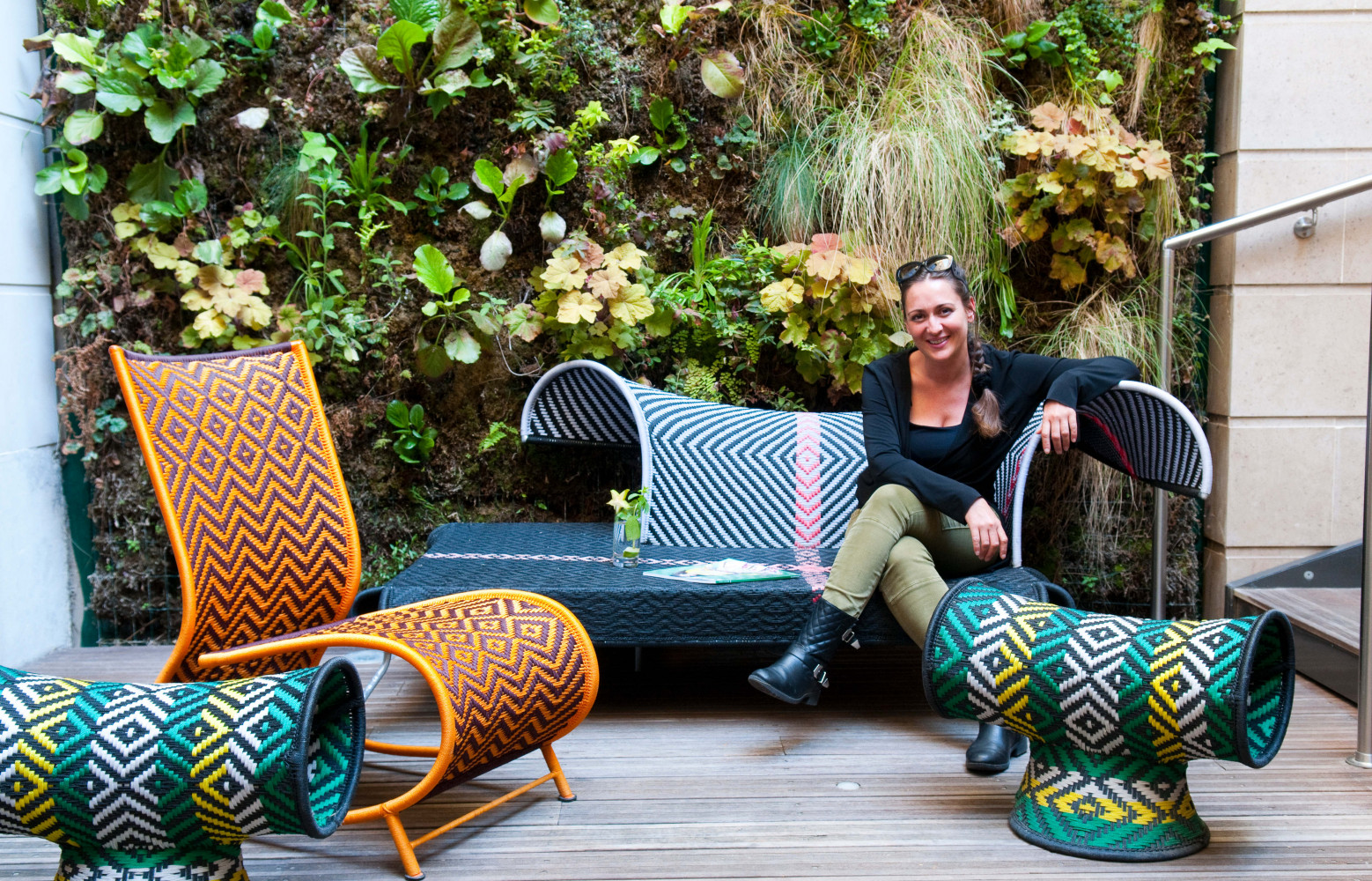 Dans le patio, place à la collection « M'Afrique » (Moroso), réalisée au Sénégal d'après des dessins...