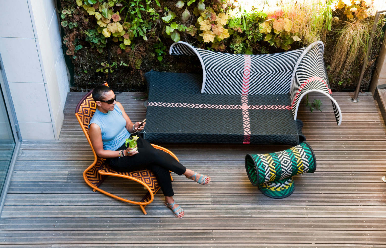 Le patio aménagé avec du mobilier de la collection « M'Afrique » (Moroso).