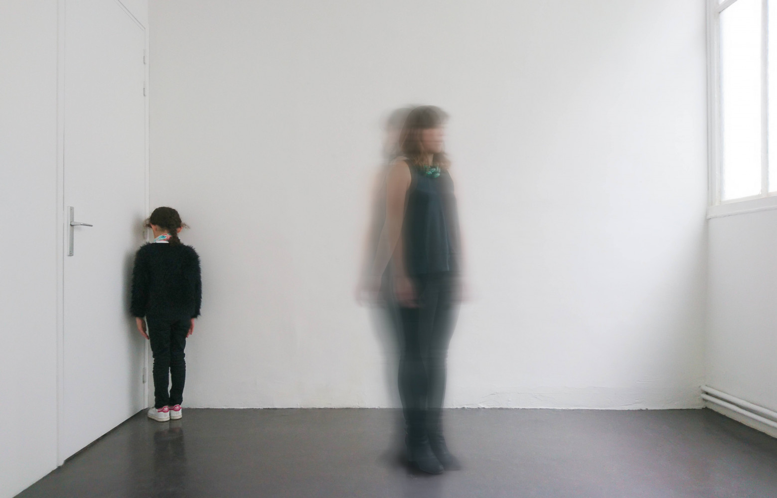 ExistingAbsence – Emeline and Paz (2016) d'Arik Levy. Tirage contrecollé sur Dibond.