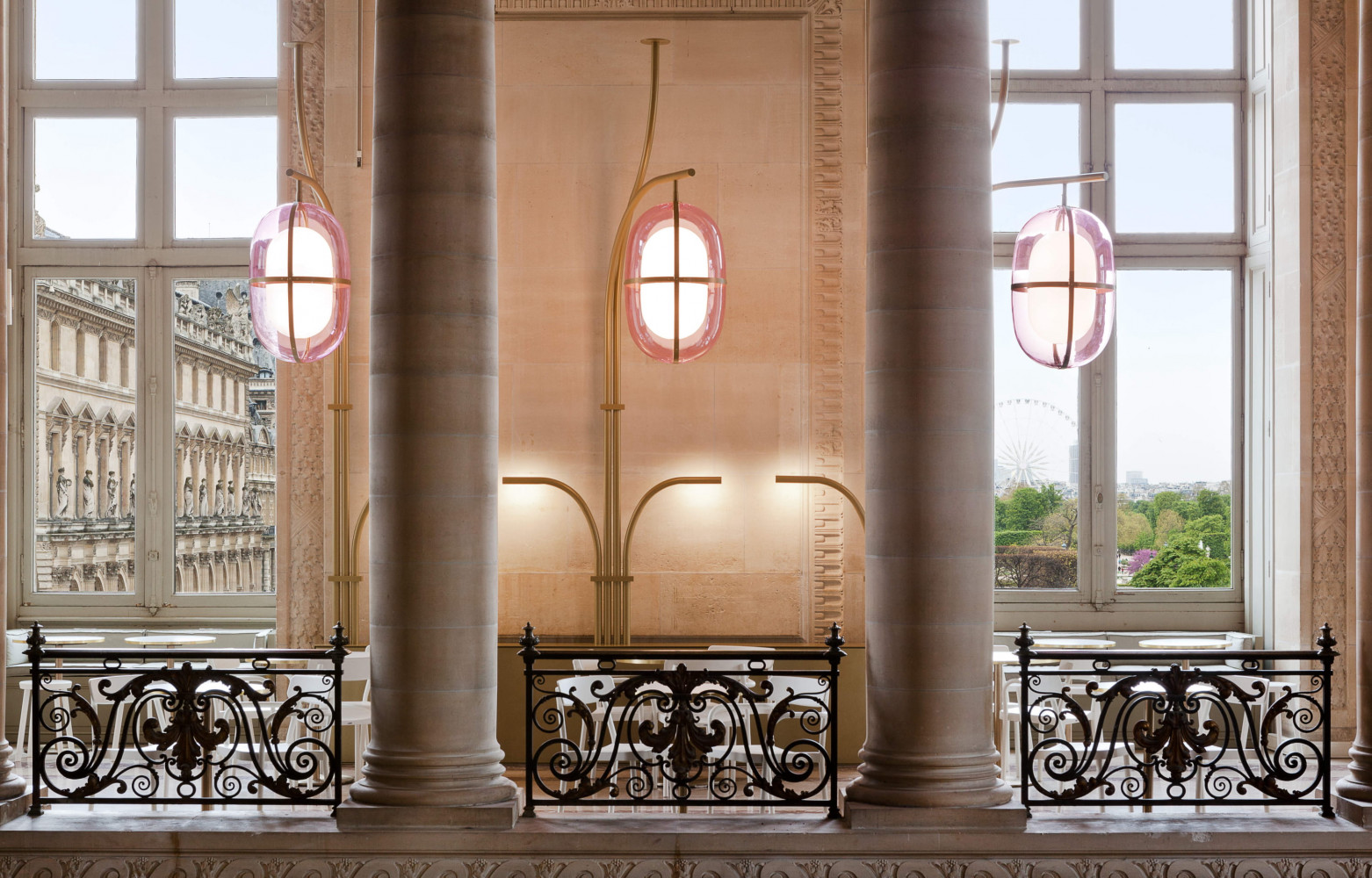 Les lustres apportent une touche contemporaine sans heurter l'architecture du début XIXe.