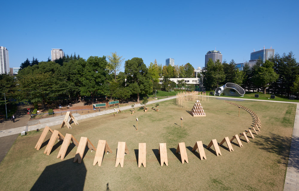 Vue d'ensemble du square tokyoïte investi par les Tsumiki XXL de Kengo Kuma.