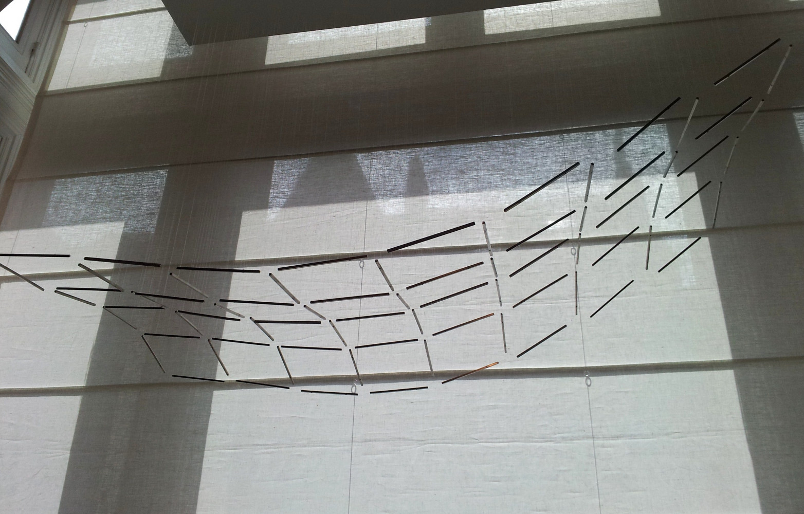 Fascination garantie avec 4 net inoxydable (2012), une œuvre du Vénézuélien Elias Crespin, installé à Paris. De...