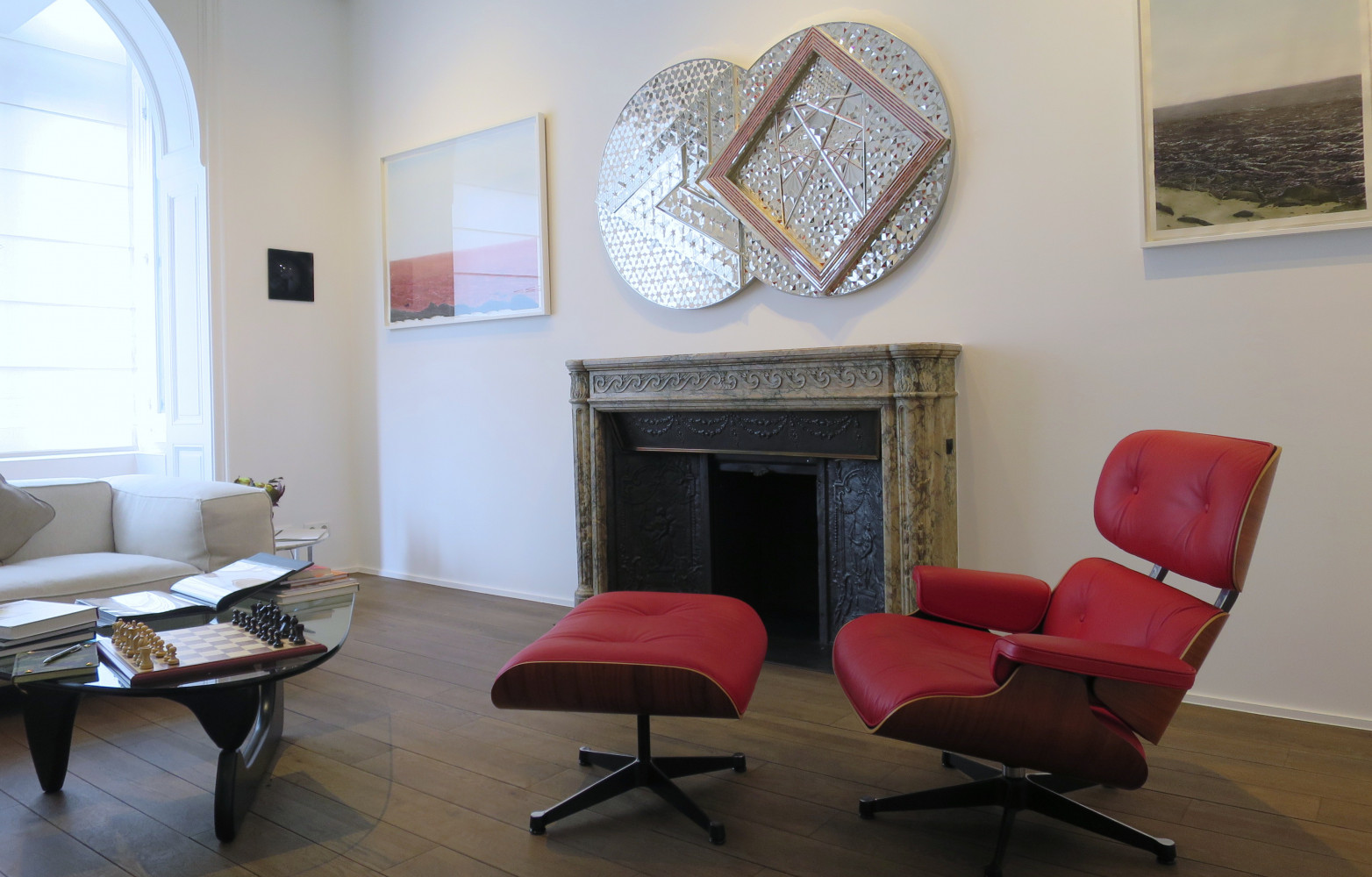 Coffee table d’Isamu Noguchi (1944) et Lounge Chair rouge de Charles et Ray Eames (1956), comme pour...