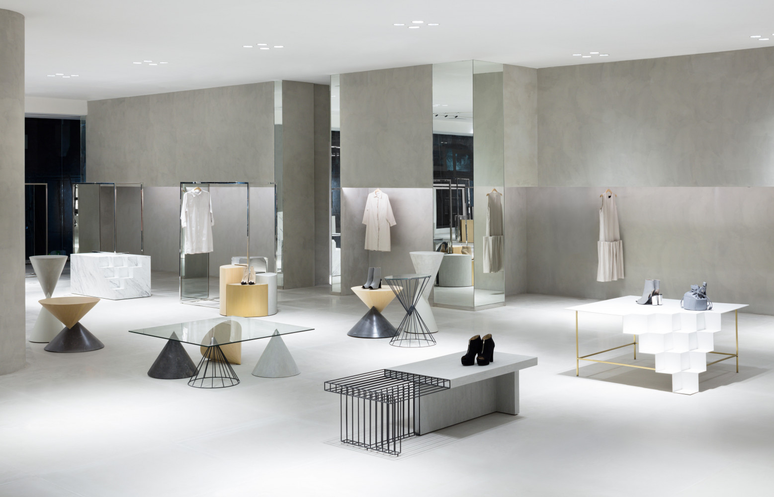 Les boutiques de mode contemporaine jouent souvent la carte du béton nu. Au point de lasser. Comme...