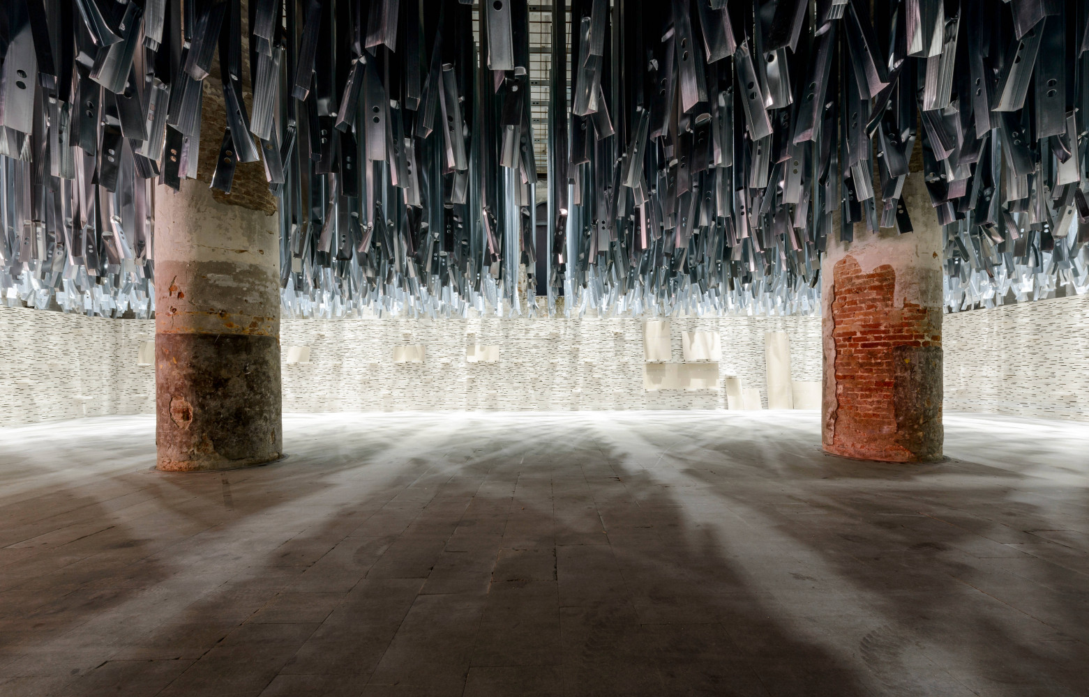 Une installation monumentale accueille le visiteur dans l’entrée du bâtiment de la corderie à l’Arsenale. « Making...