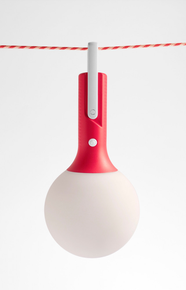 La lampe Bolla de Claudio Gatto se distingue par sa poignée qui permet de l'utiliser dans de multiples...