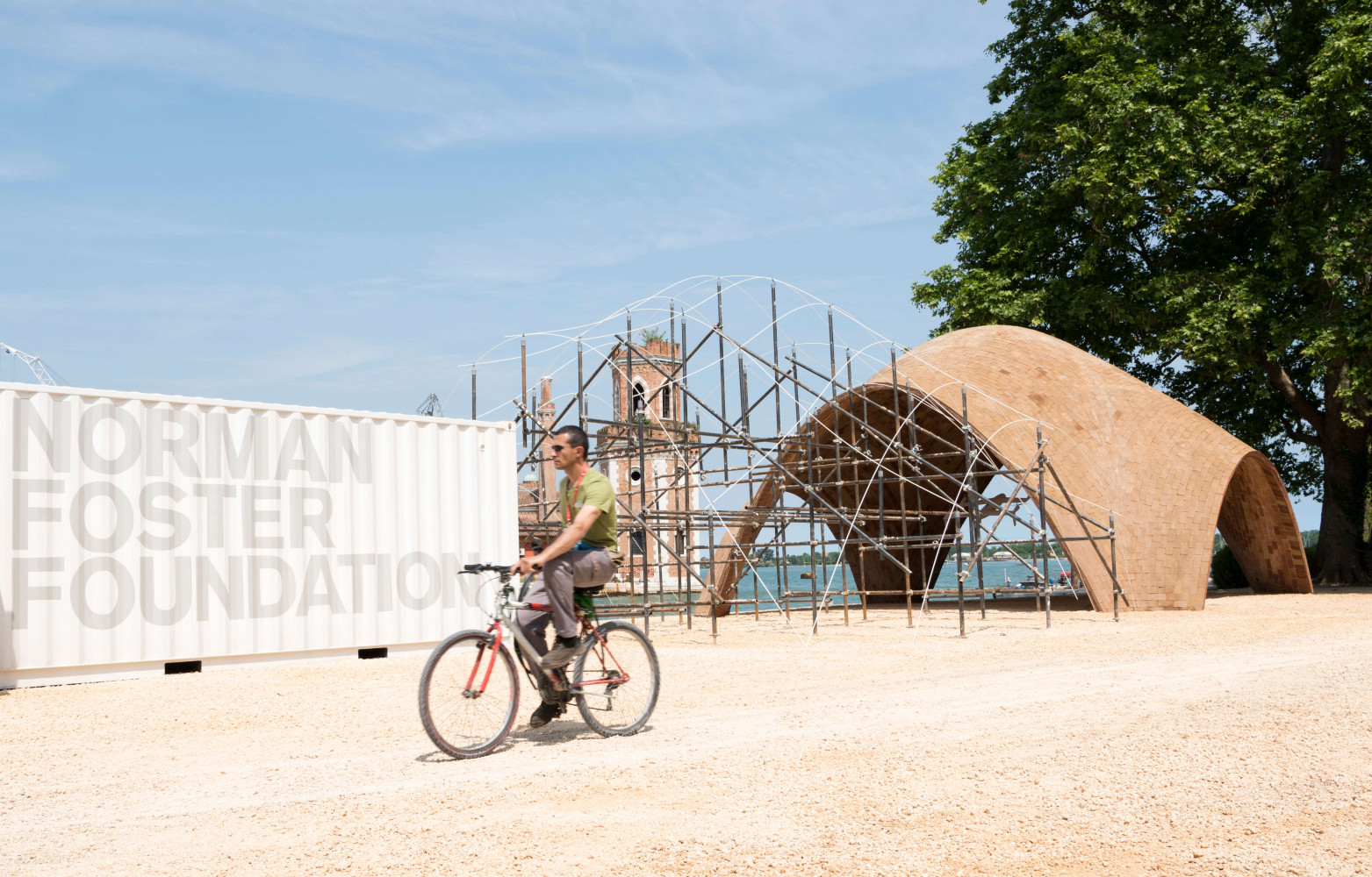 A l’extérieur de l’Arsenale, la fondation de Norman Foster nous invite à découvrir son tout premier projet...