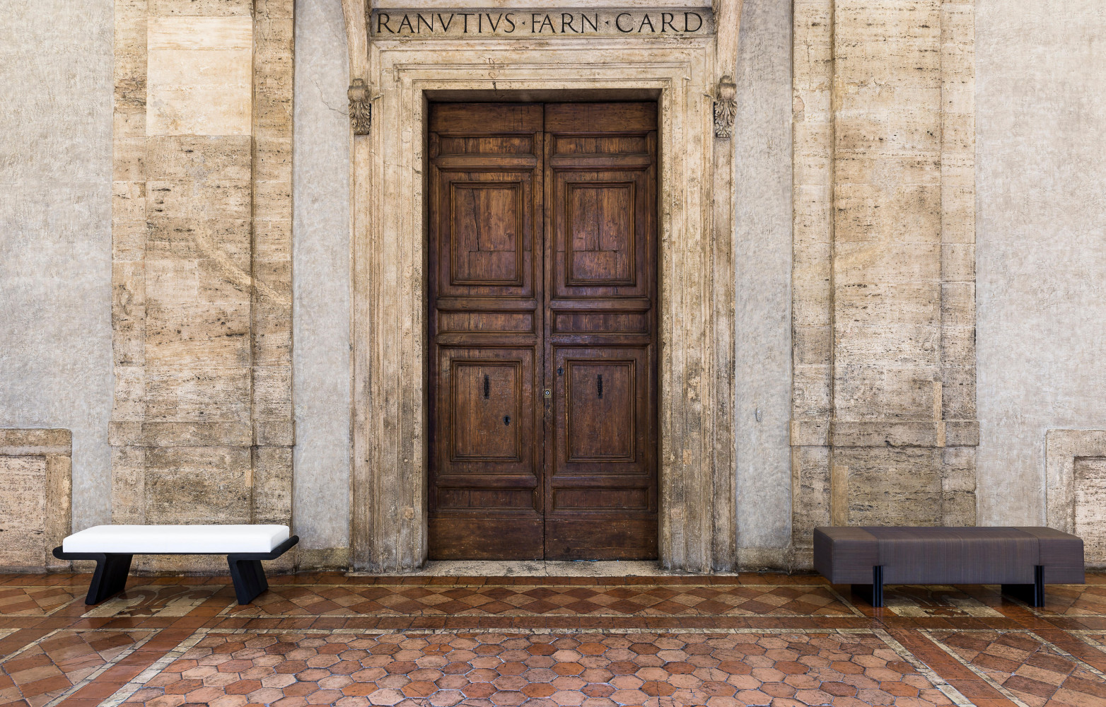Bancs Calme Plat de Christian Liaigre (à gauche) et Apua de Bruno Moinard (à droite).