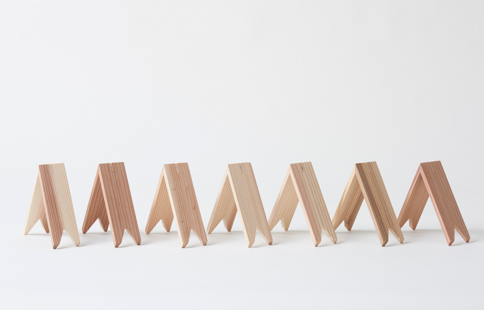 Les modules de base, de simples chevrons en cèdre japonais.