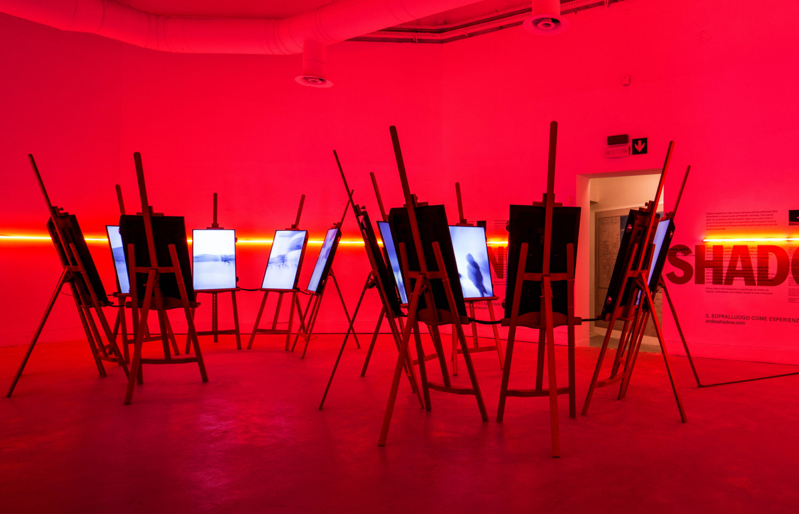 A travers une installation vidéo, Elton et Leniz présentent à Venise leur projet d’école ouverte au pied...