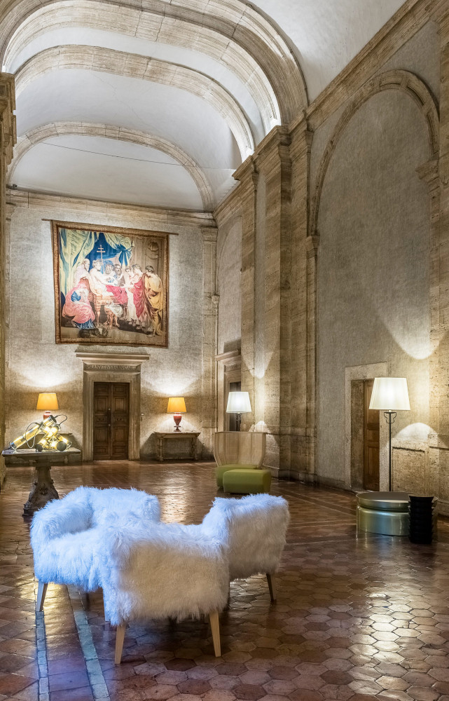 Au premier plan, causeuse en fourrure L'Indiscret de Gaëlle Lauriot-Prévost et Dominique Perrault.