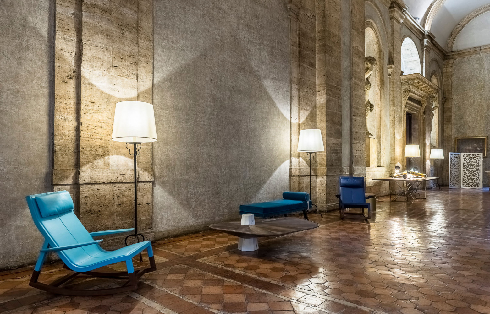 Dans la Galerie de la Chancellerie, fauteuils Don'Do de Jean-Marie Massaud (Poltrona Frau) et table basse Webwood...