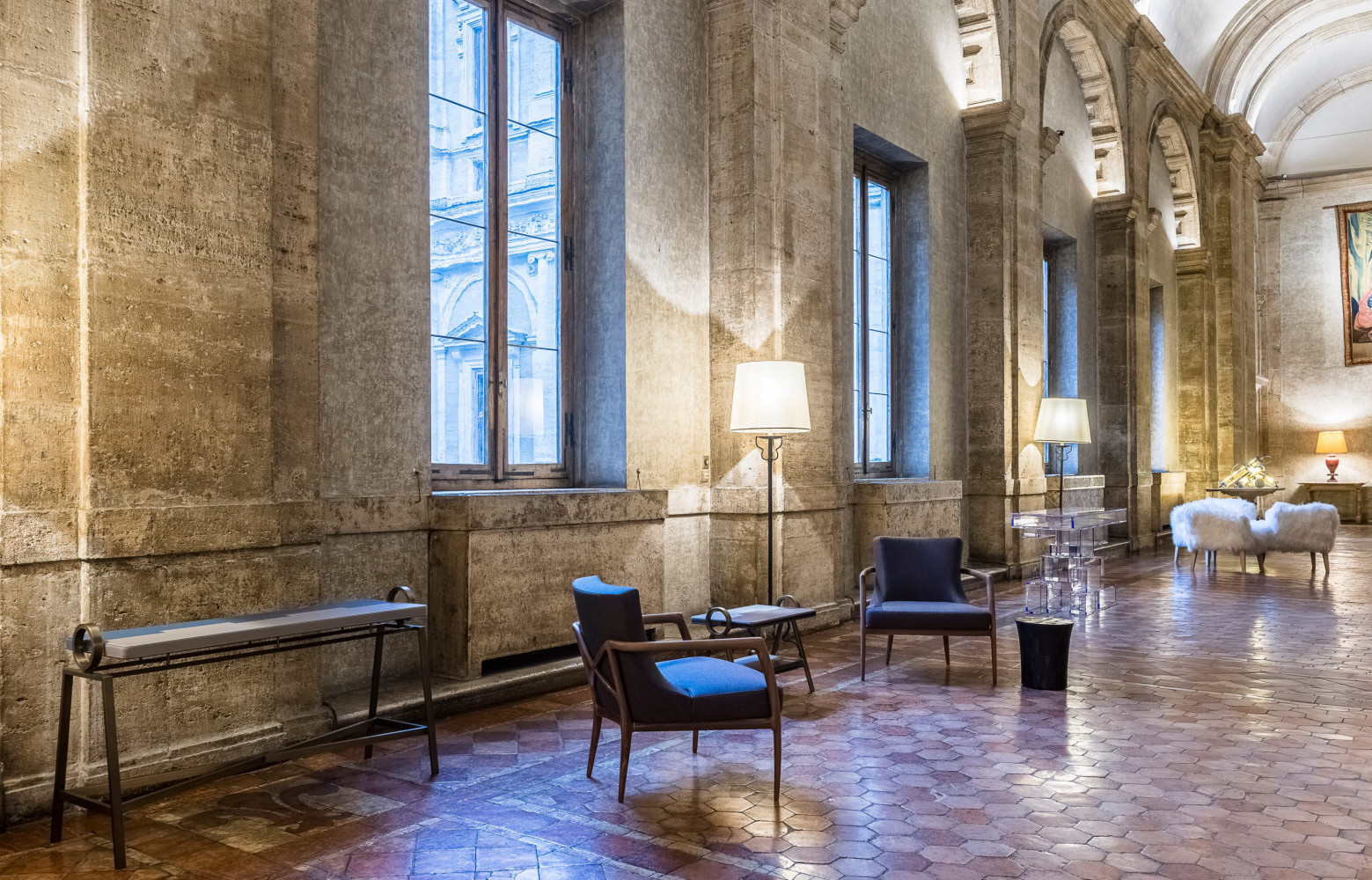 Dans la Galerie de la Chancellerie, consoles Atlantique d'Olivier Gagnère et fauteuils Shanghai de William Sawaya (Sawaya...