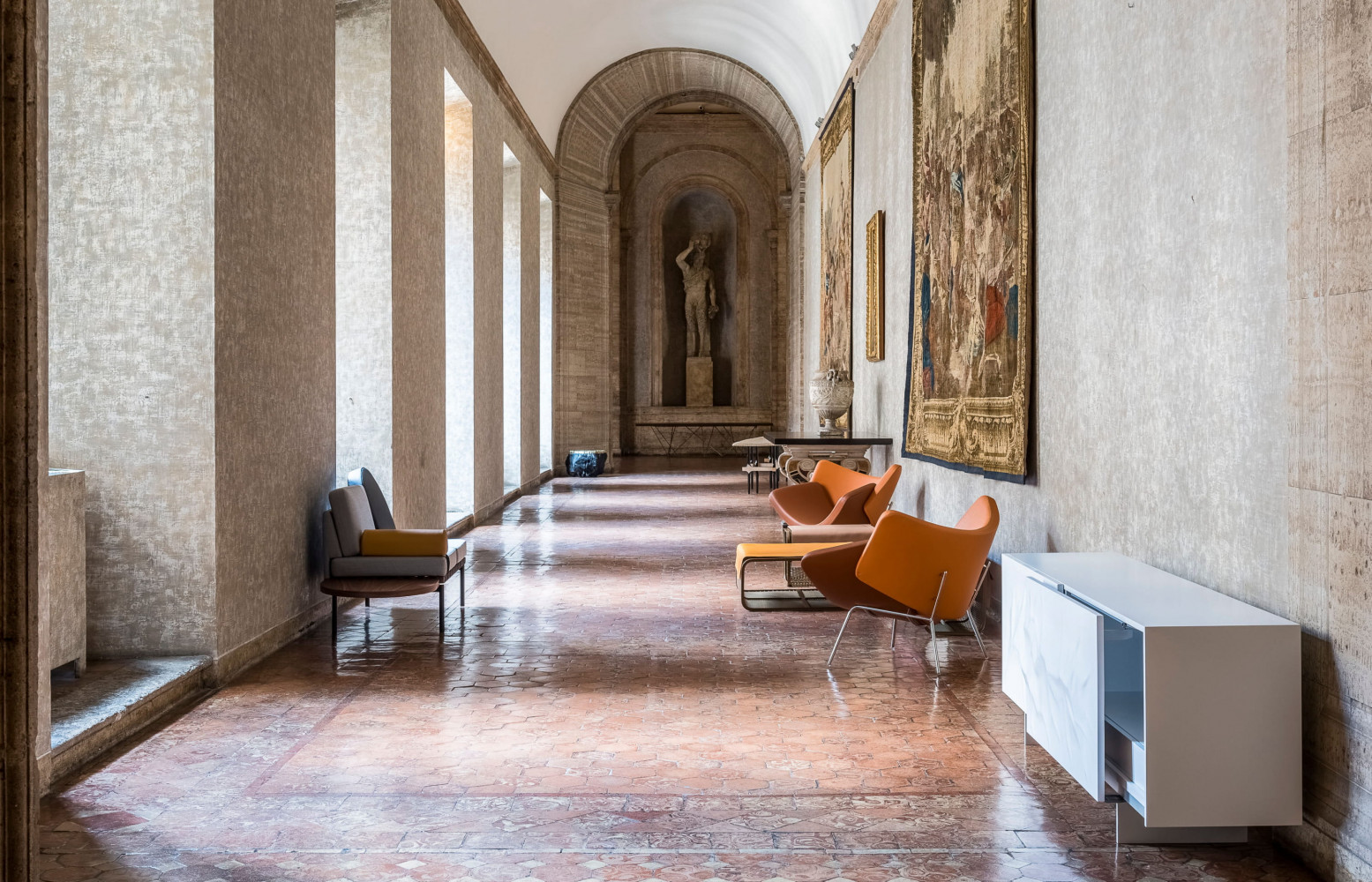 Dans la Galerie tranversale, buffet Snow d'Erwan Péron (Roche Bobois) et fauteuils Butterfly Kiss de Christian Ghion...