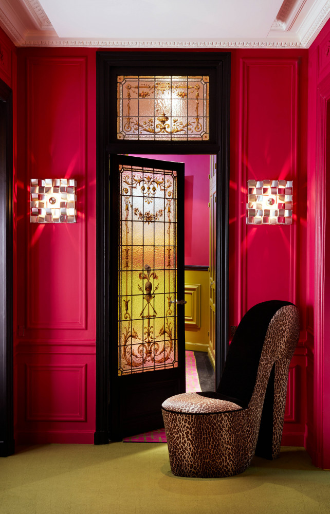 Dans l'entrée, fauteuil escarpin habillé de léopard.