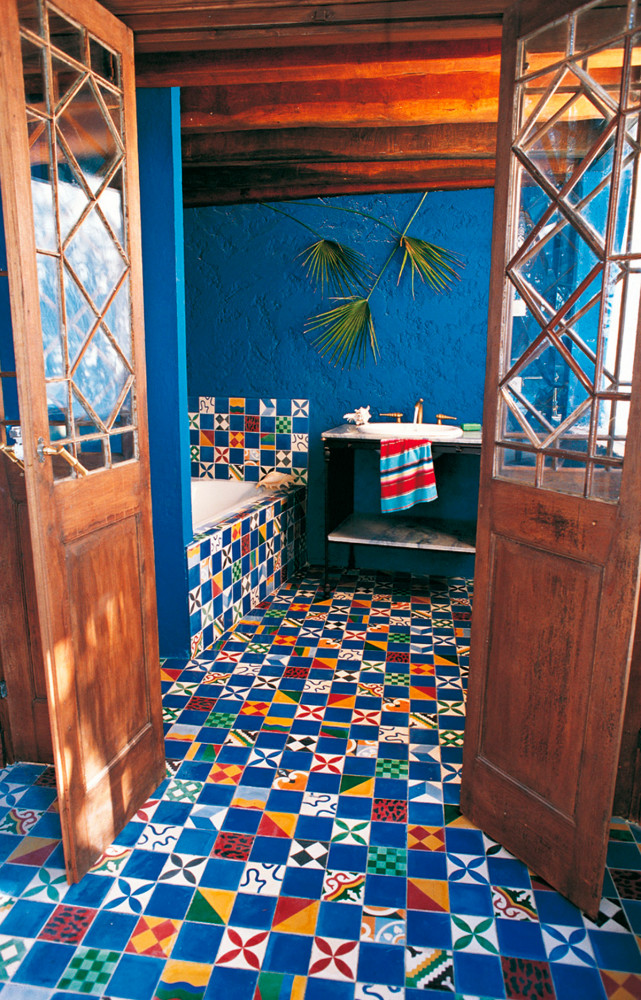 Une salle de bains de l’hôtel Villa des Parfums à Grasse, habillée d’un patchwork de carreaux Carocim.
