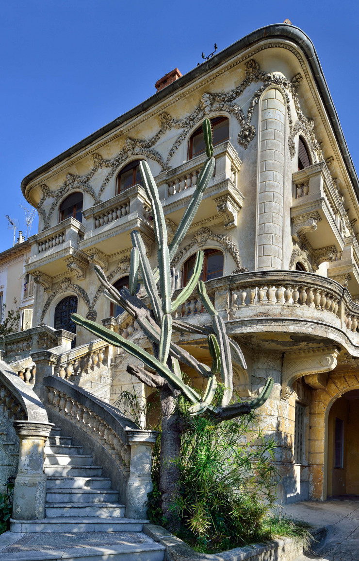 Connue comme « La Maison abandonnée », elle ne l’est plus, sinon aux artistes. La Villa Cameline a été sauvée des griffes des promoteurs par le couple Fincker dont la maison jouxte la villa.